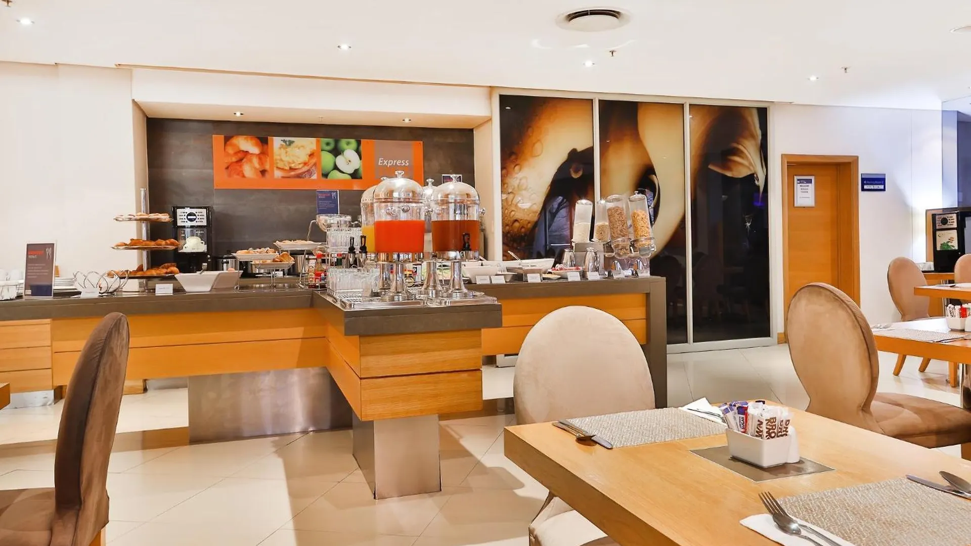 Holiday Inn Express Cape Town City Centre By Ihg 3*,