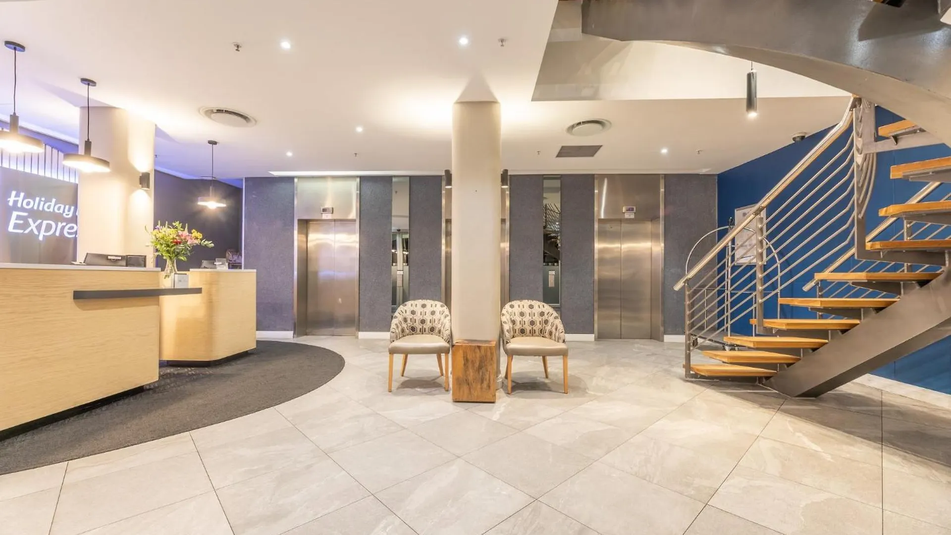 Holiday Inn Express Cape Town City Centre By Ihg 3*,